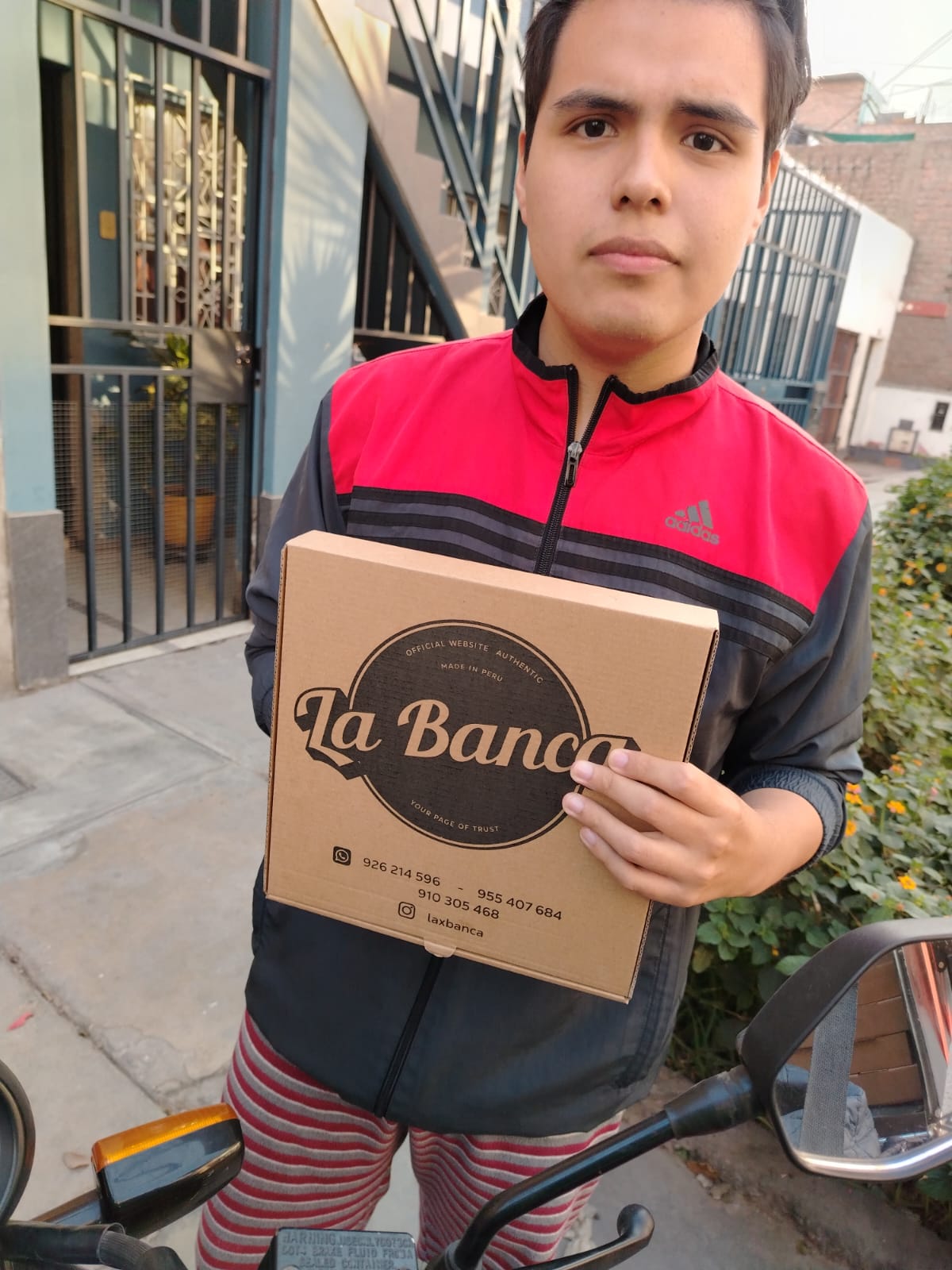 Cliente recibiendo pedido