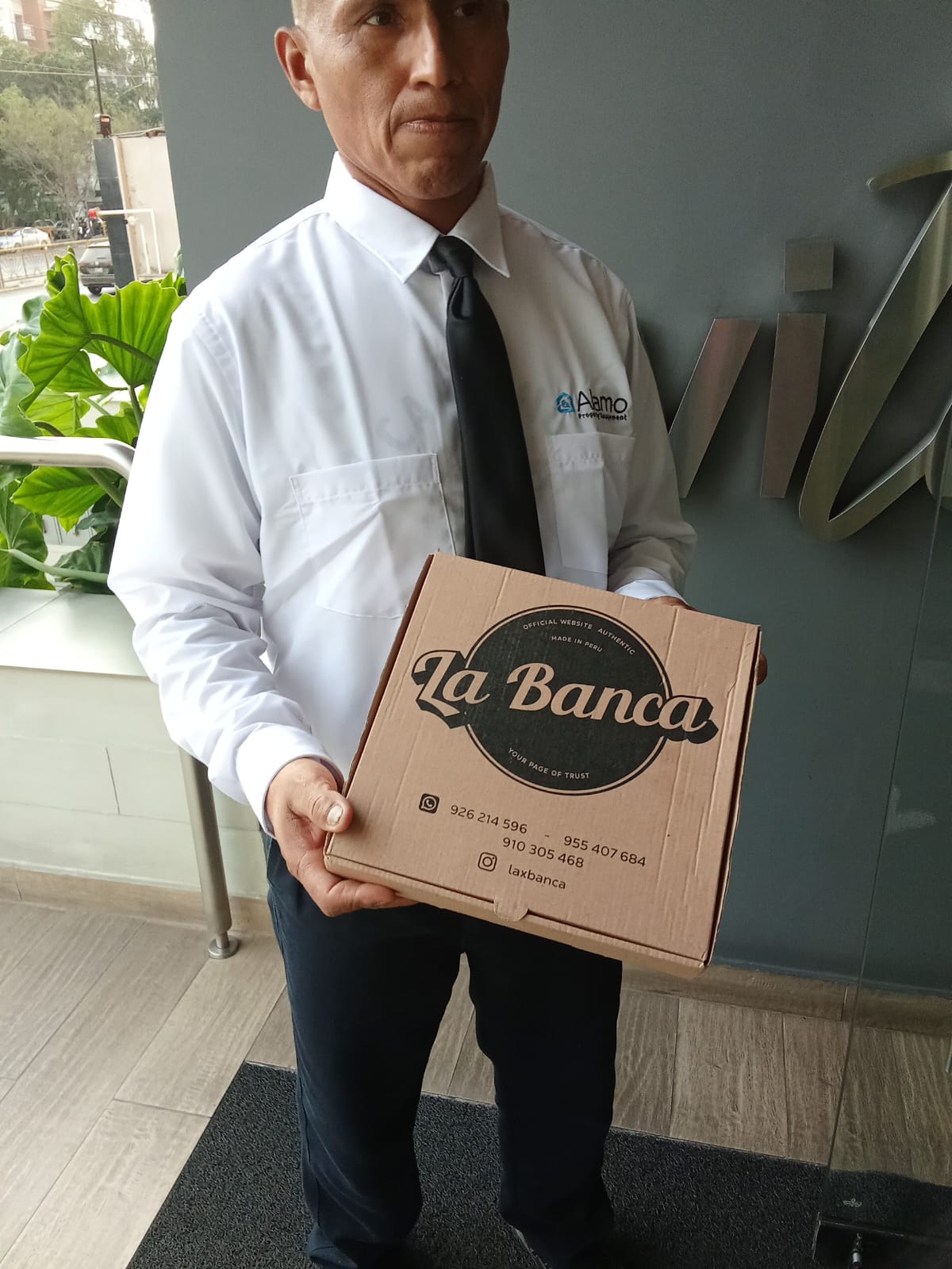 Cliente recibiendo pedido