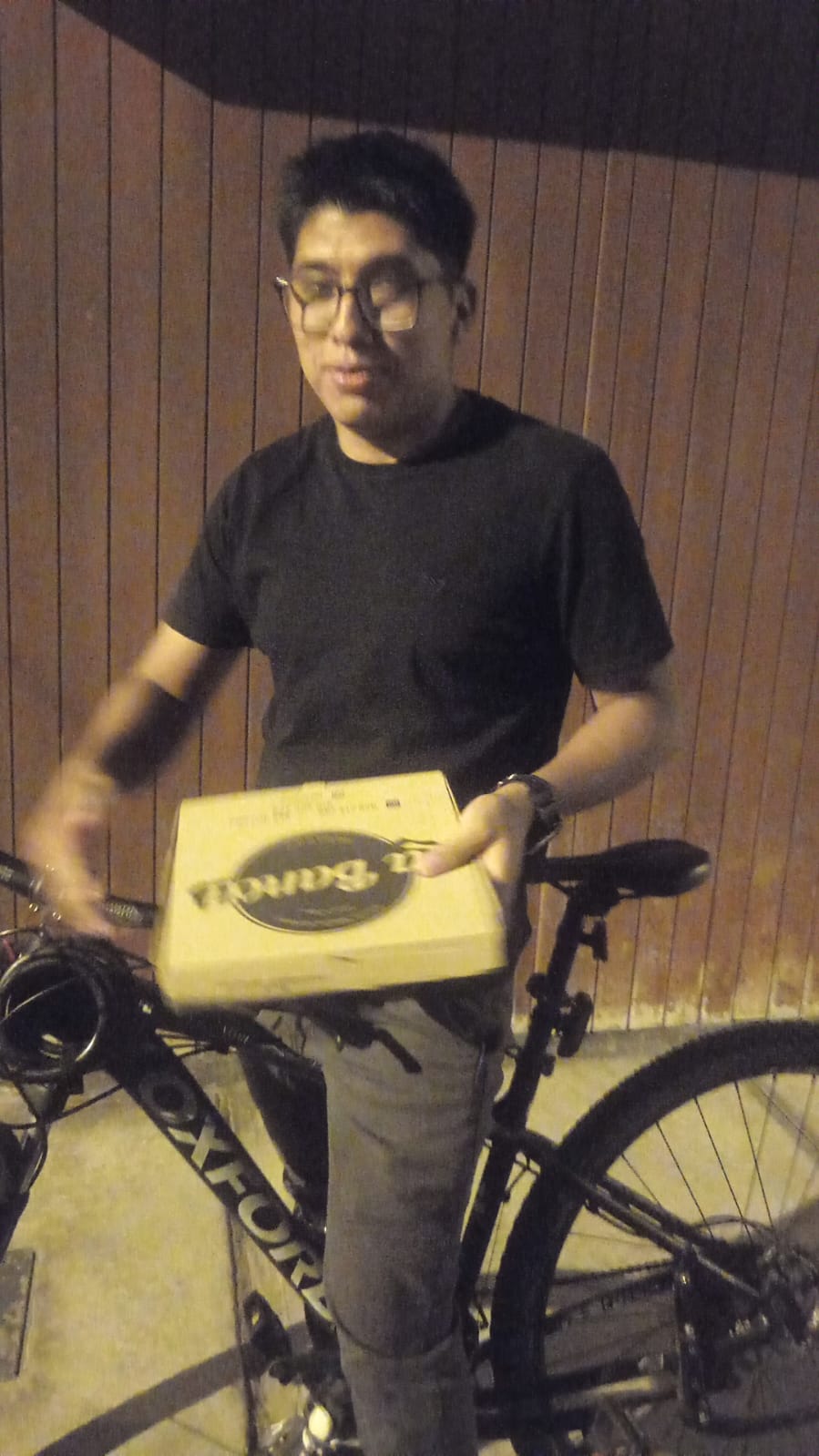 Cliente recibiendo pedido