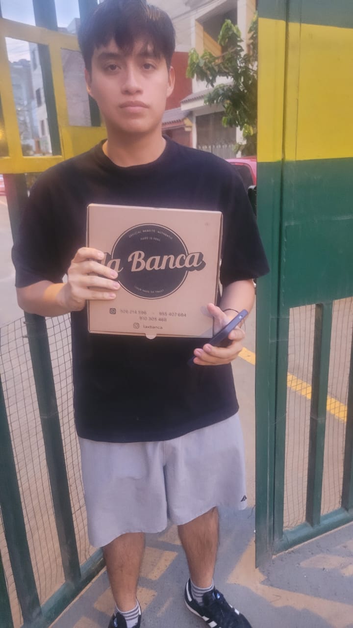 Cliente recibiendo pedido