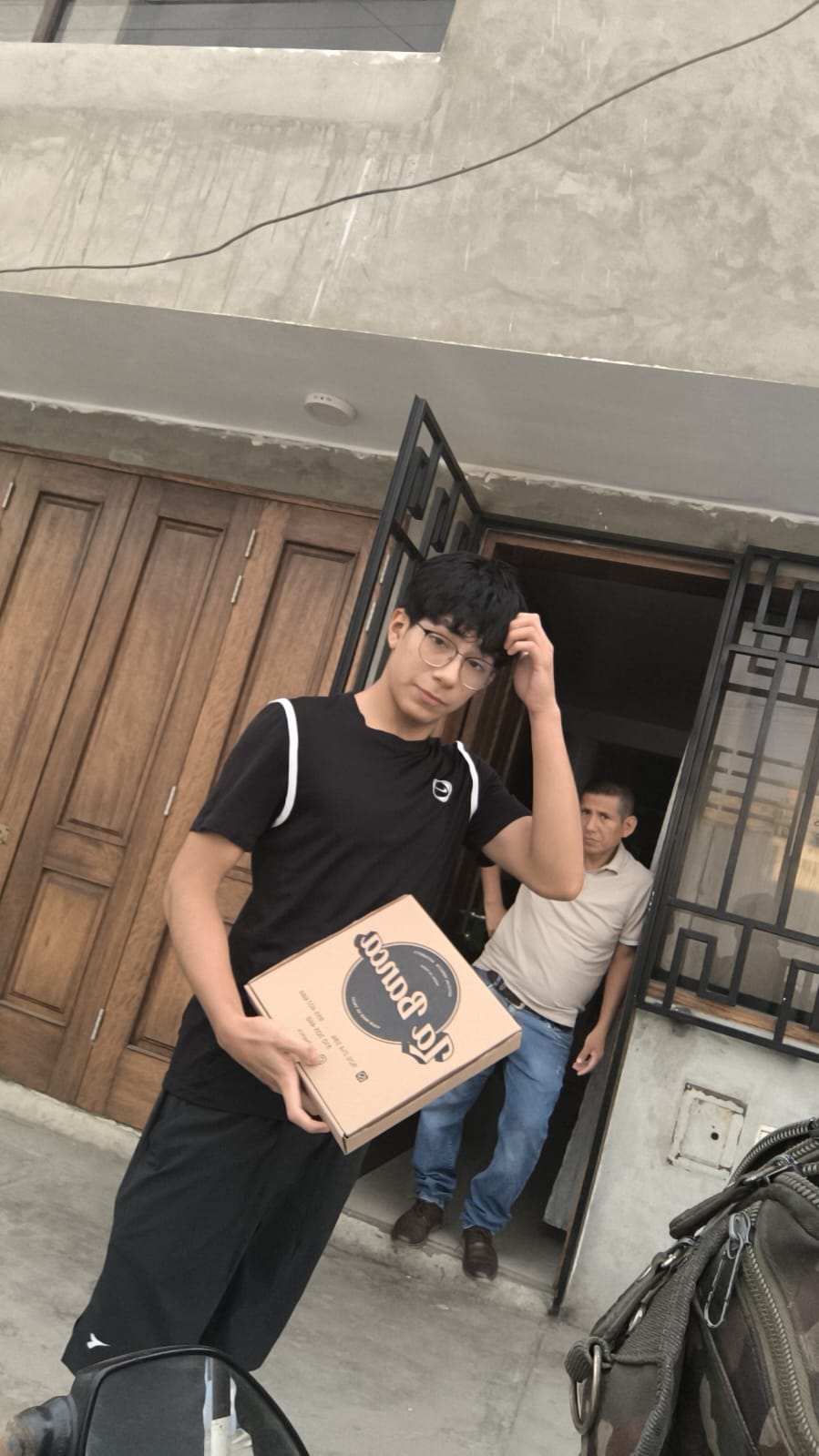 Cliente recibiendo pedido
