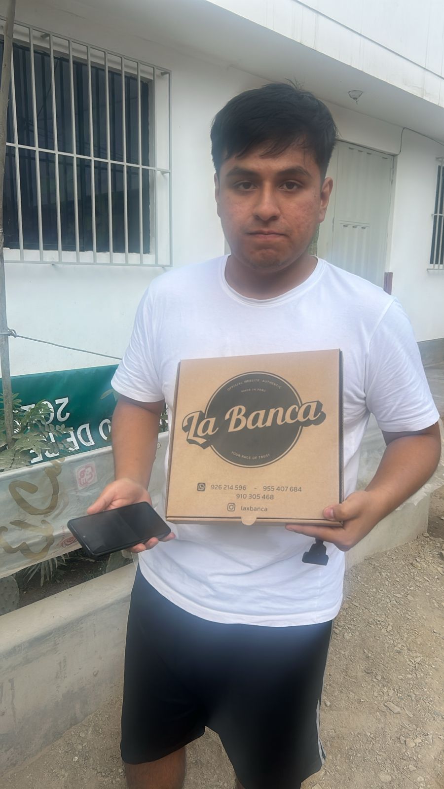Cliente recibiendo pedido