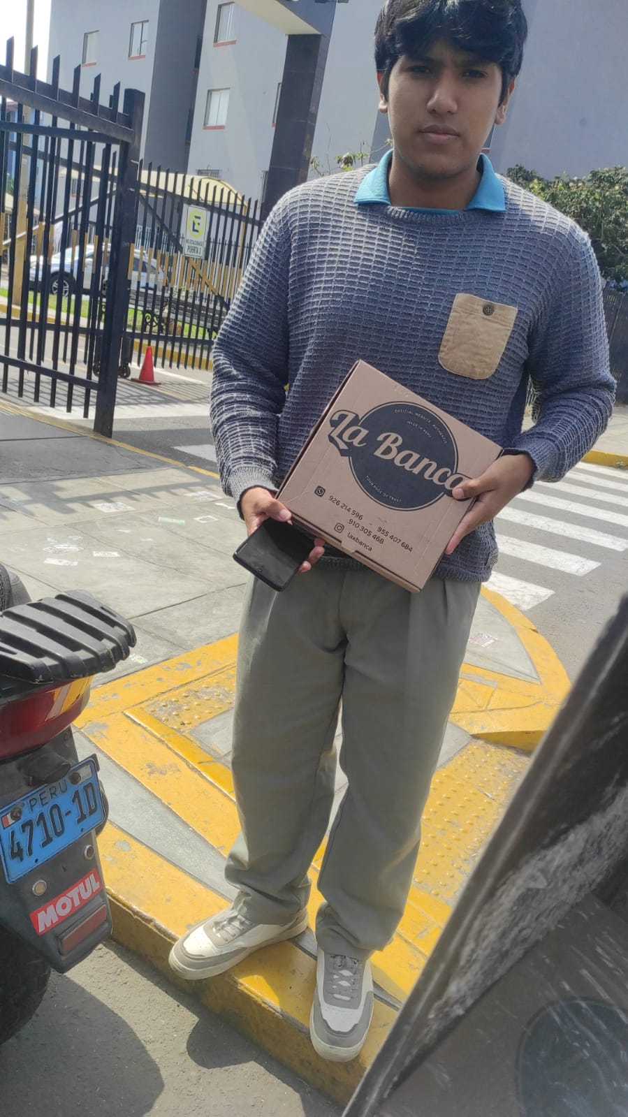 Cliente recibiendo pedido