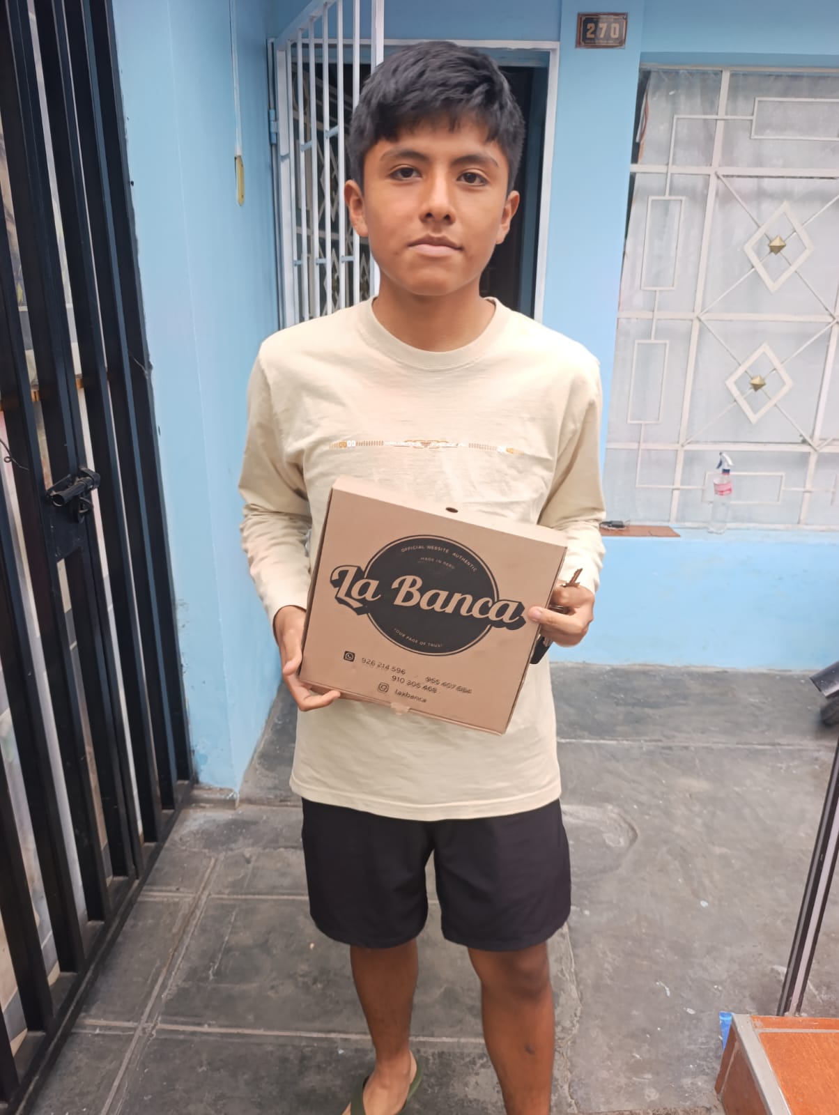 Cliente recibiendo pedido