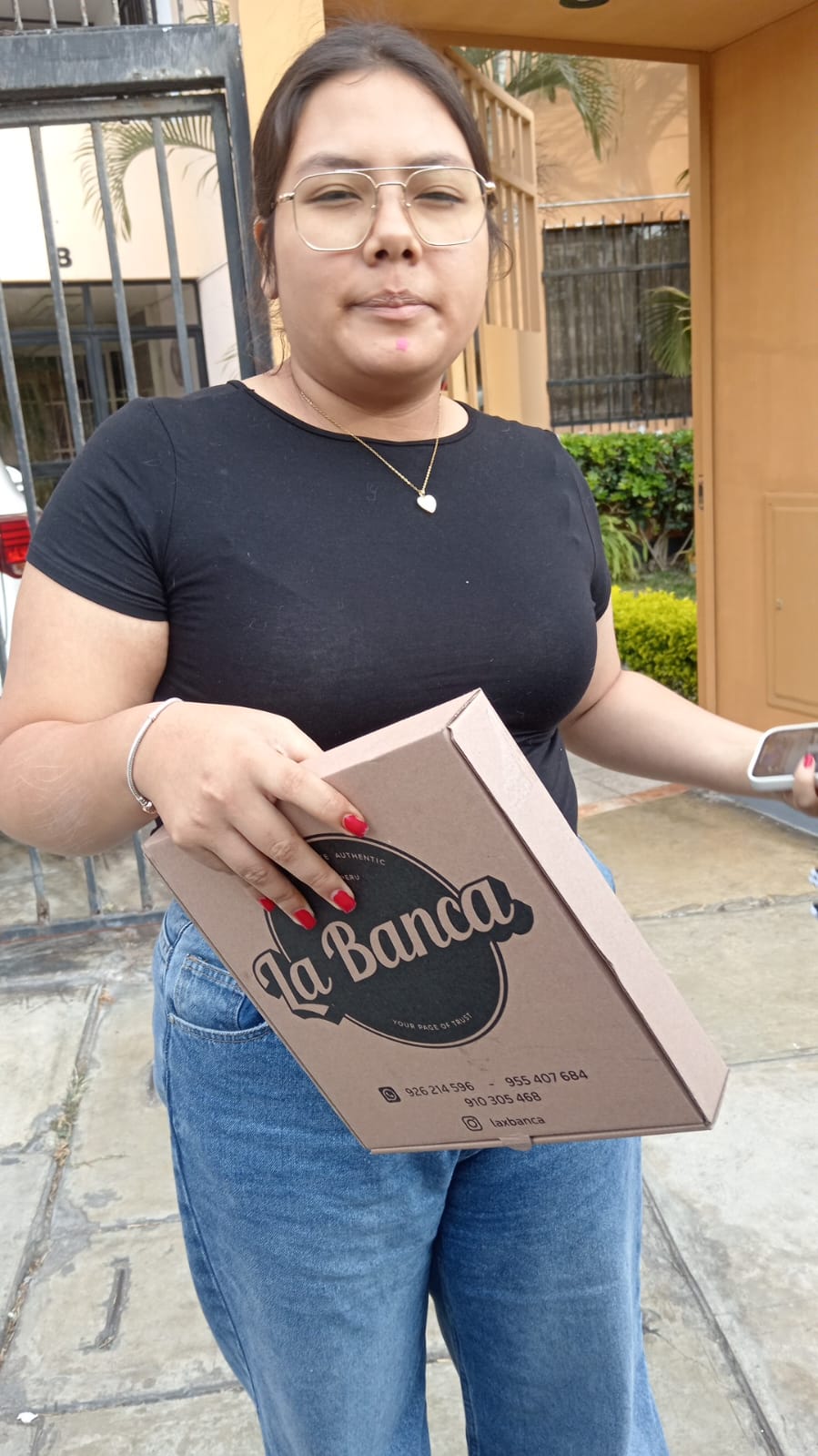 Cliente recibiendo pedido