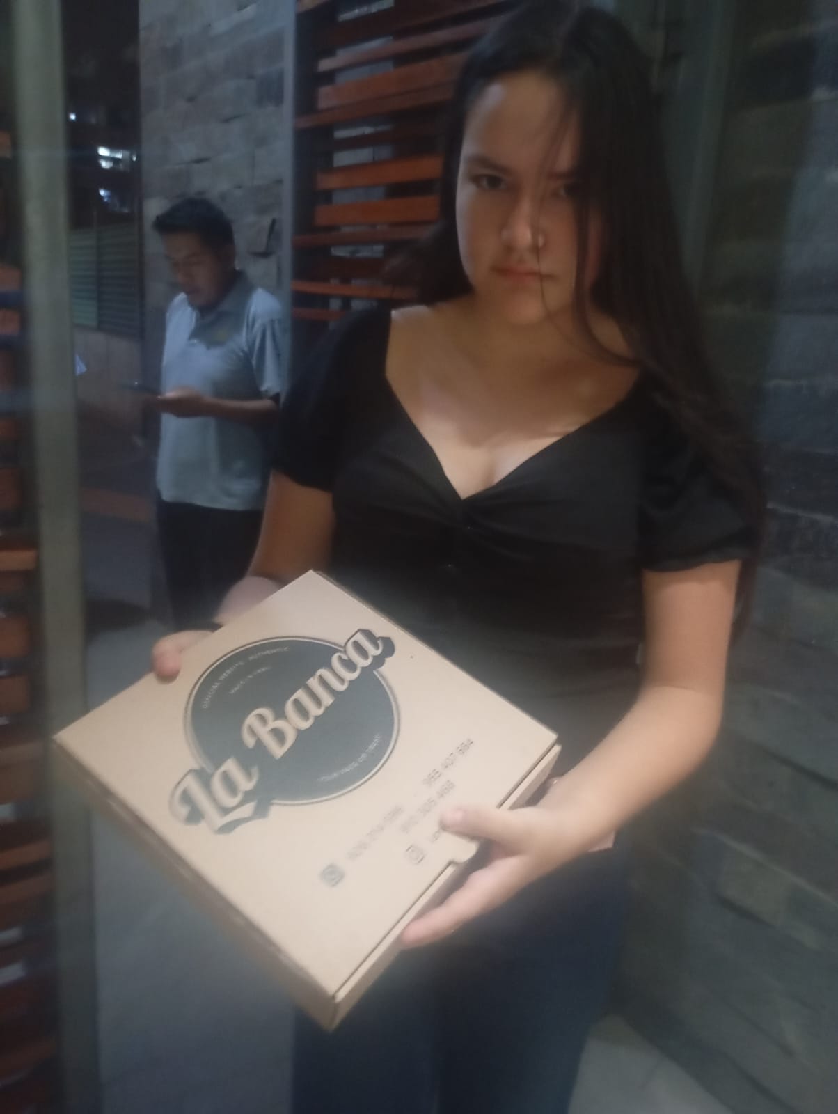 Cliente recibiendo pedido