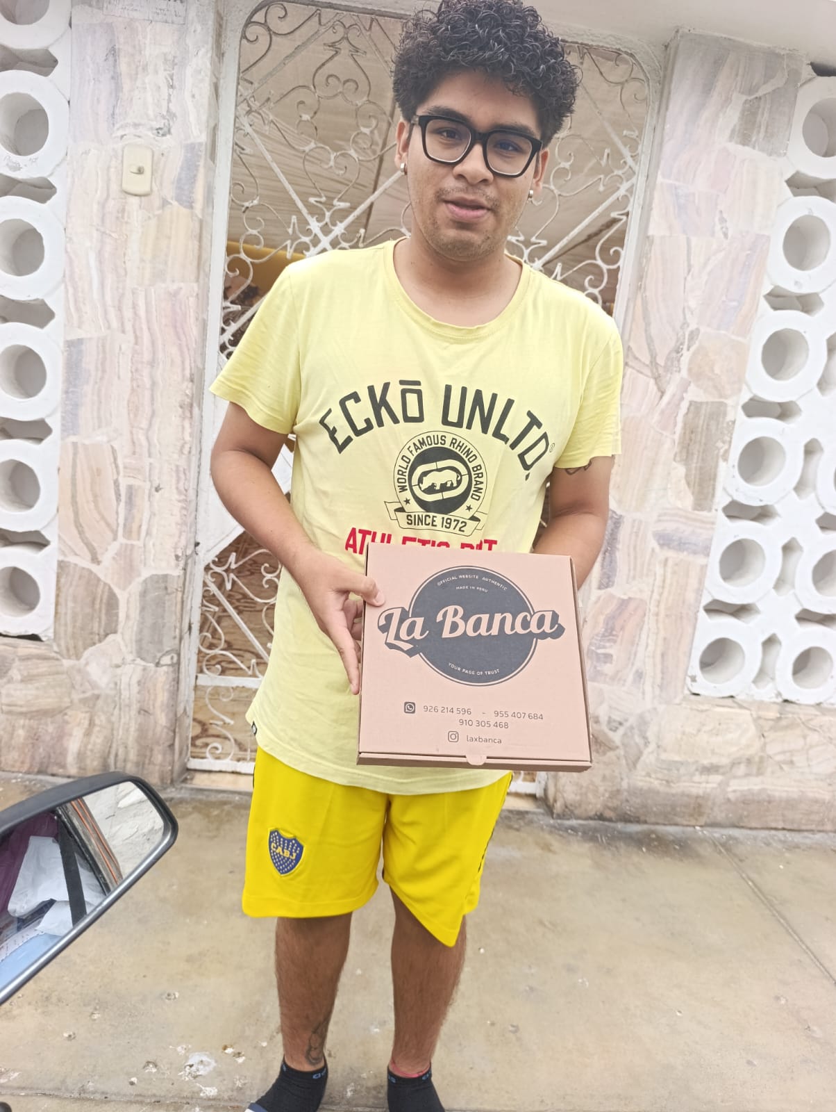 Cliente recibiendo pedido