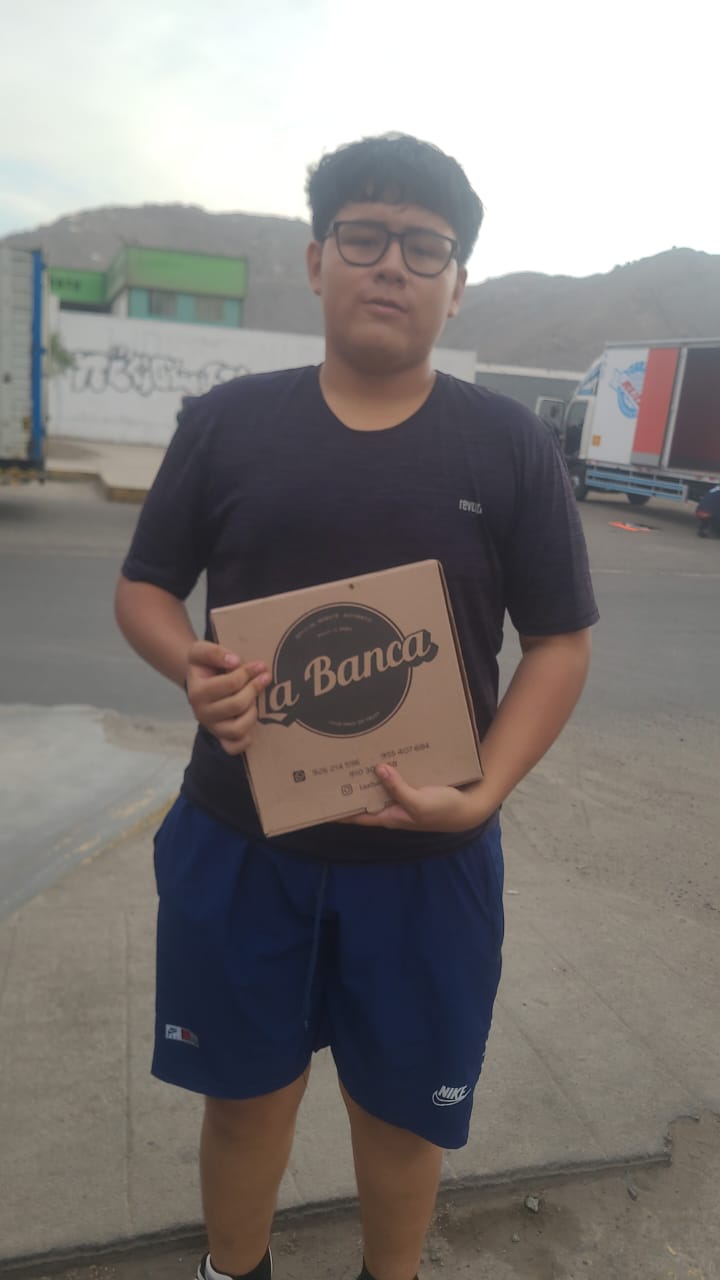 Cliente recibiendo pedido