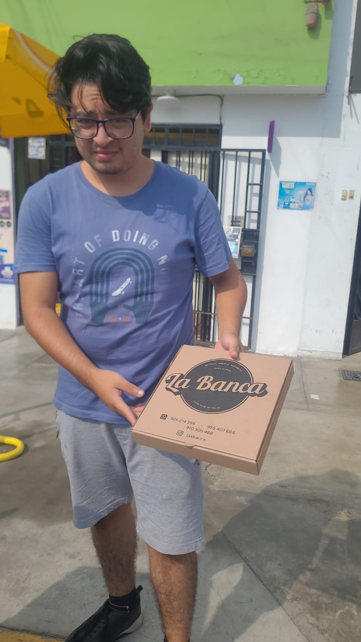 Cliente recibiendo pedido