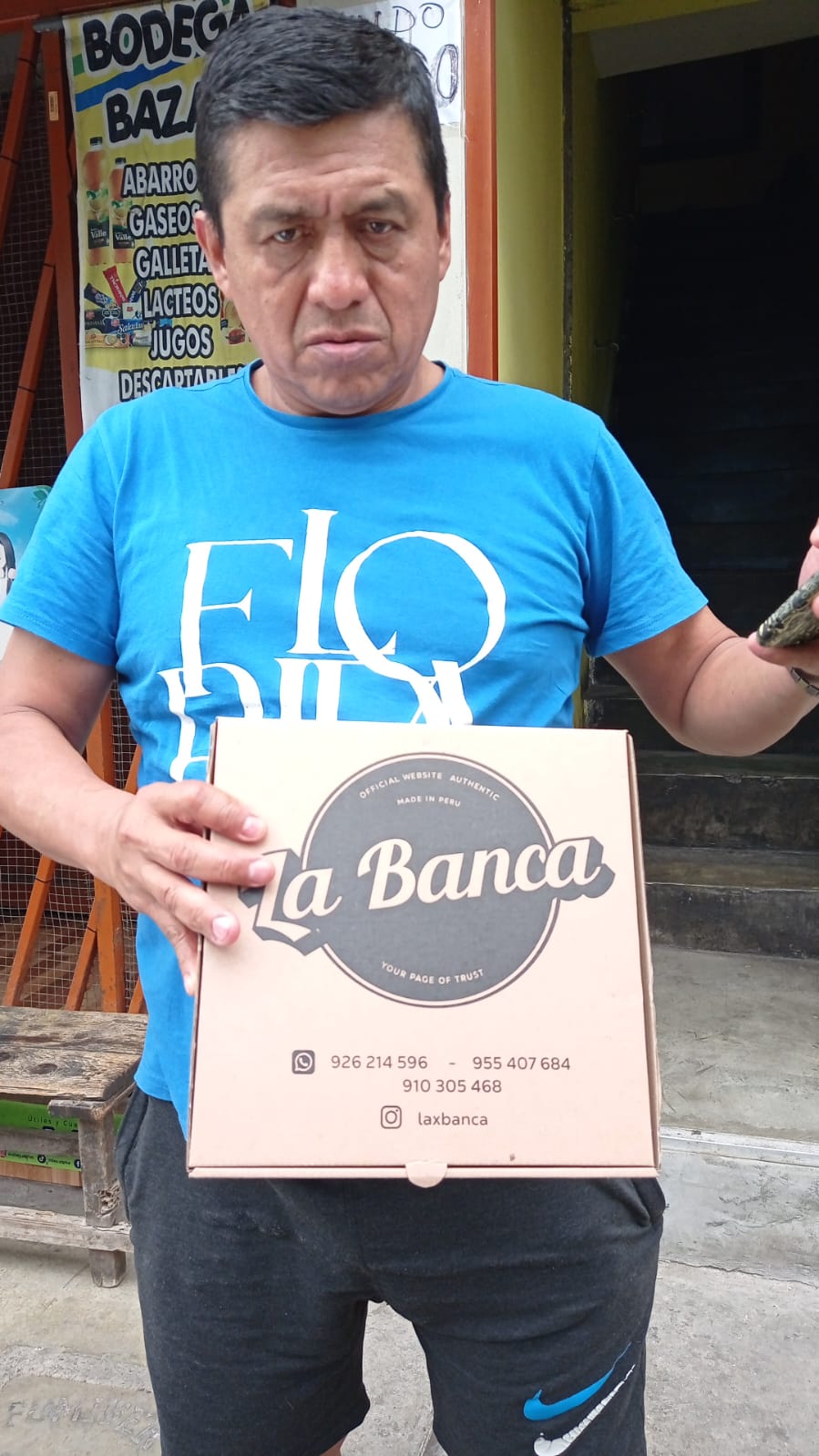 Cliente recibiendo pedido