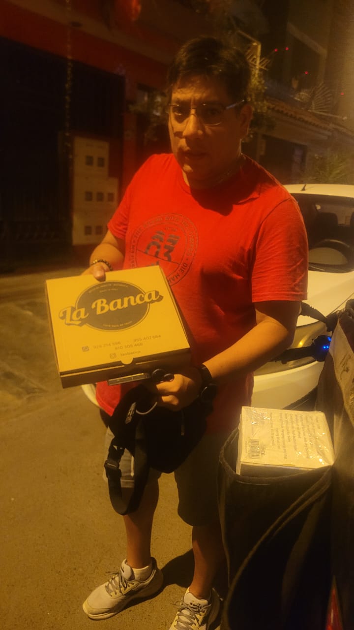 Cliente recibiendo pedido
