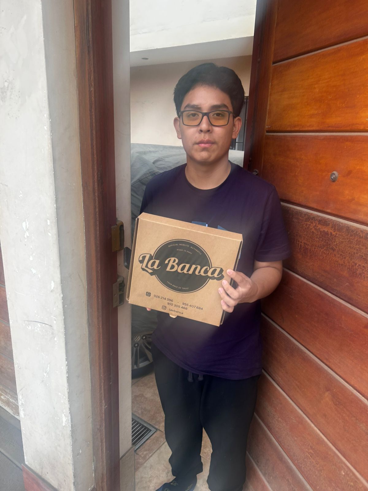 Cliente recibiendo pedido