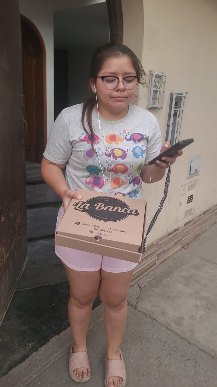 Cliente recibiendo pedido