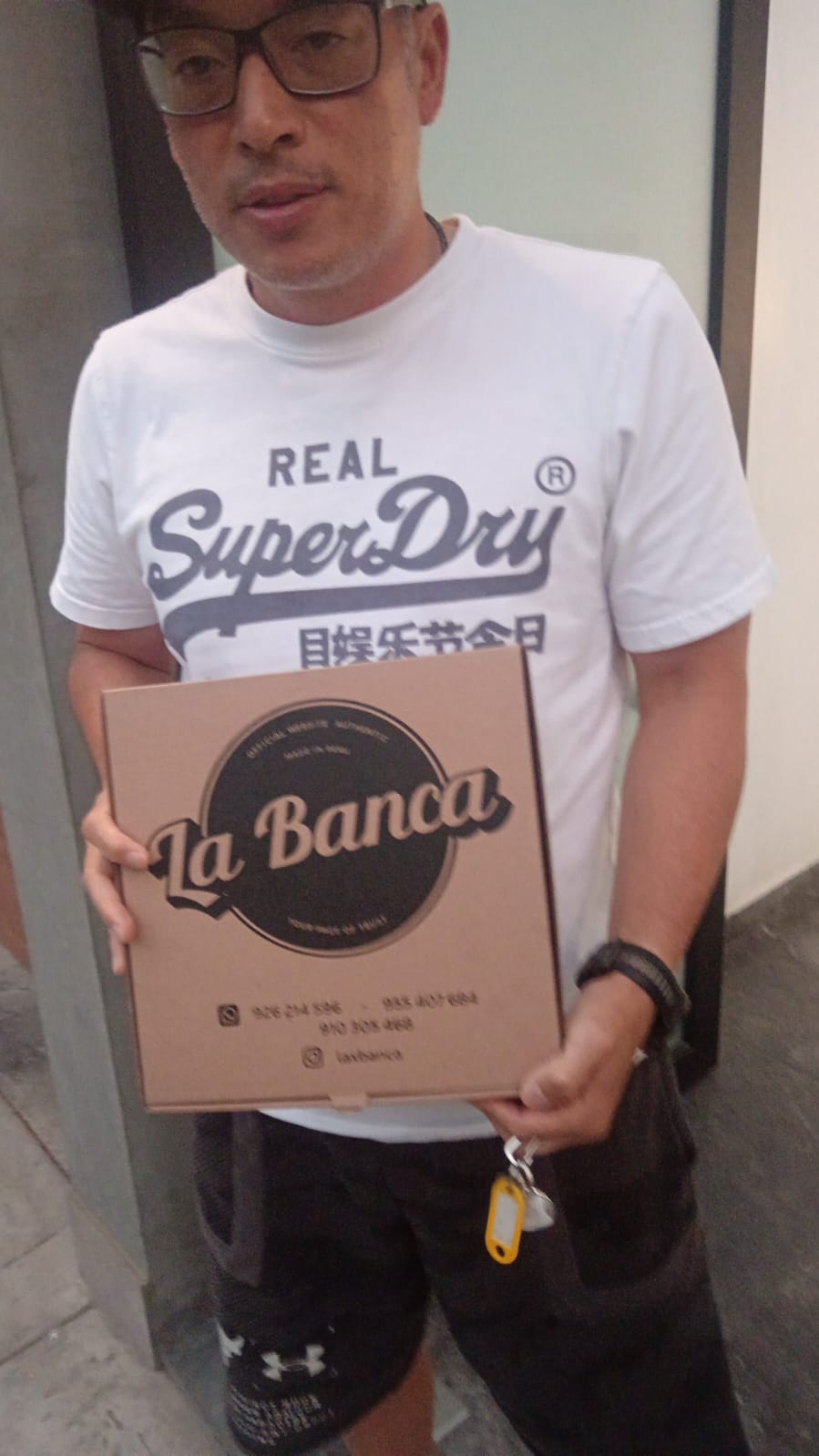 Cliente recibiendo pedido