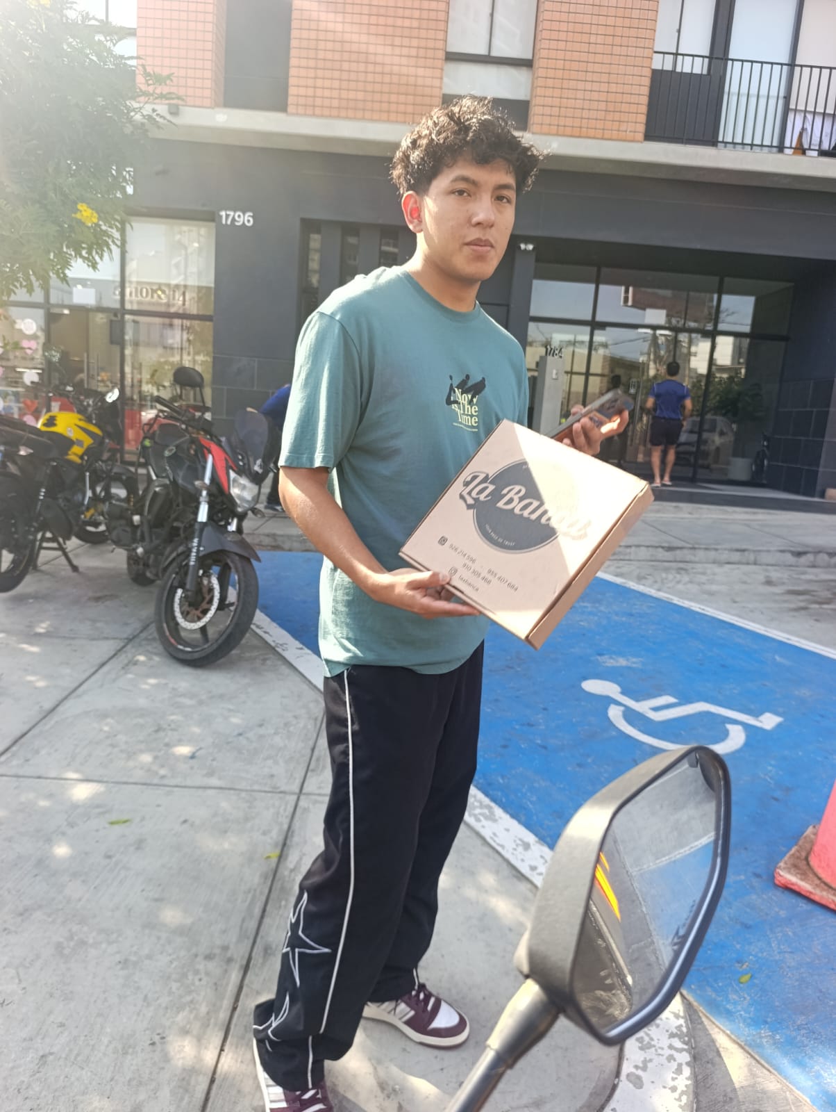 Cliente recibiendo pedido