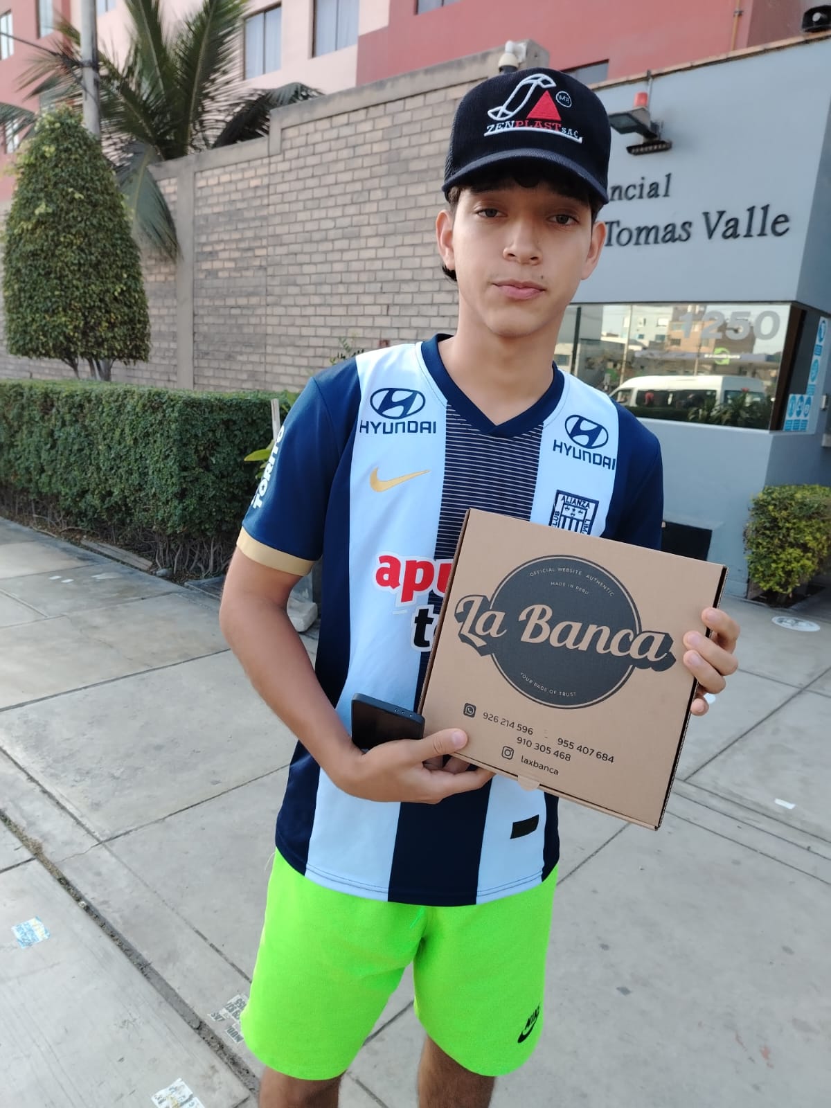 Cliente recibiendo pedido