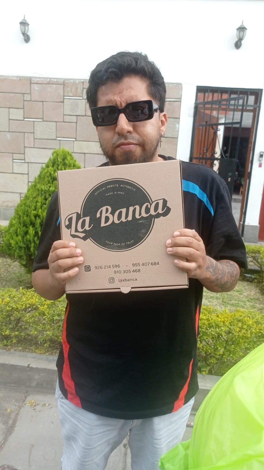 Cliente recibiendo pedido