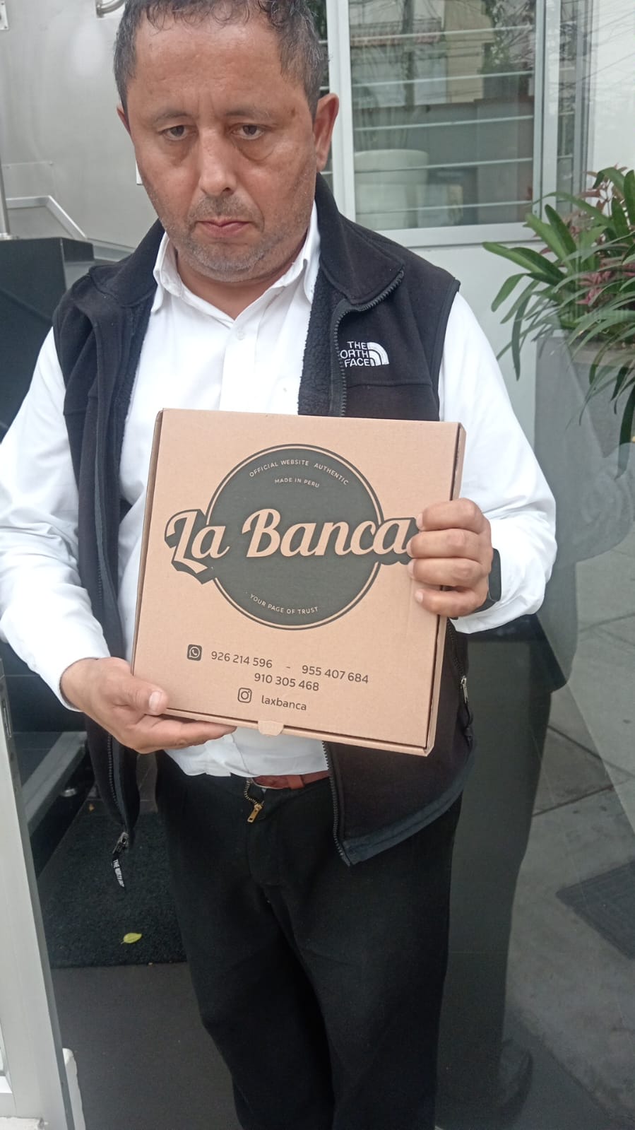 Cliente recibiendo pedido