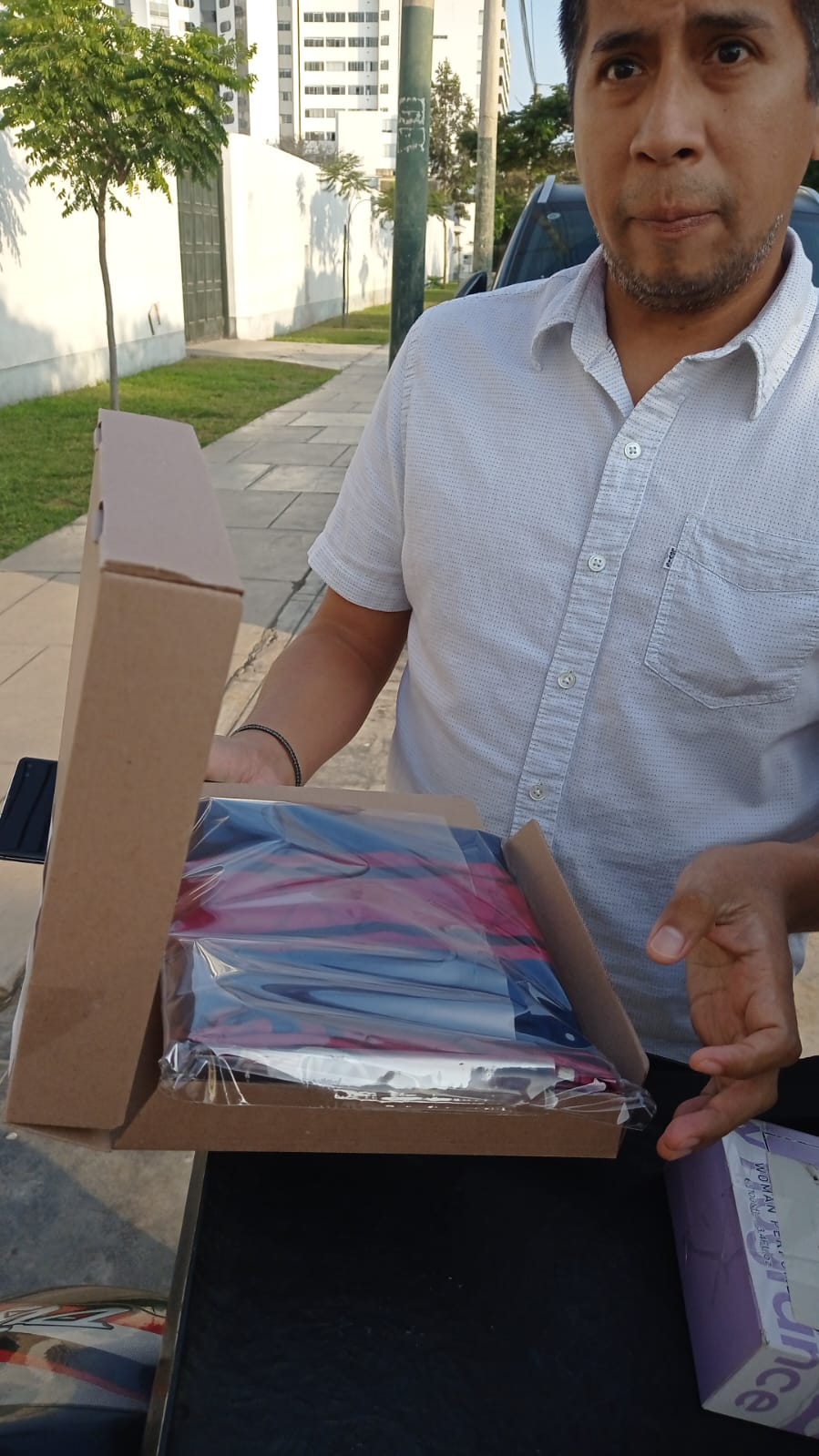 Cliente recibiendo pedido