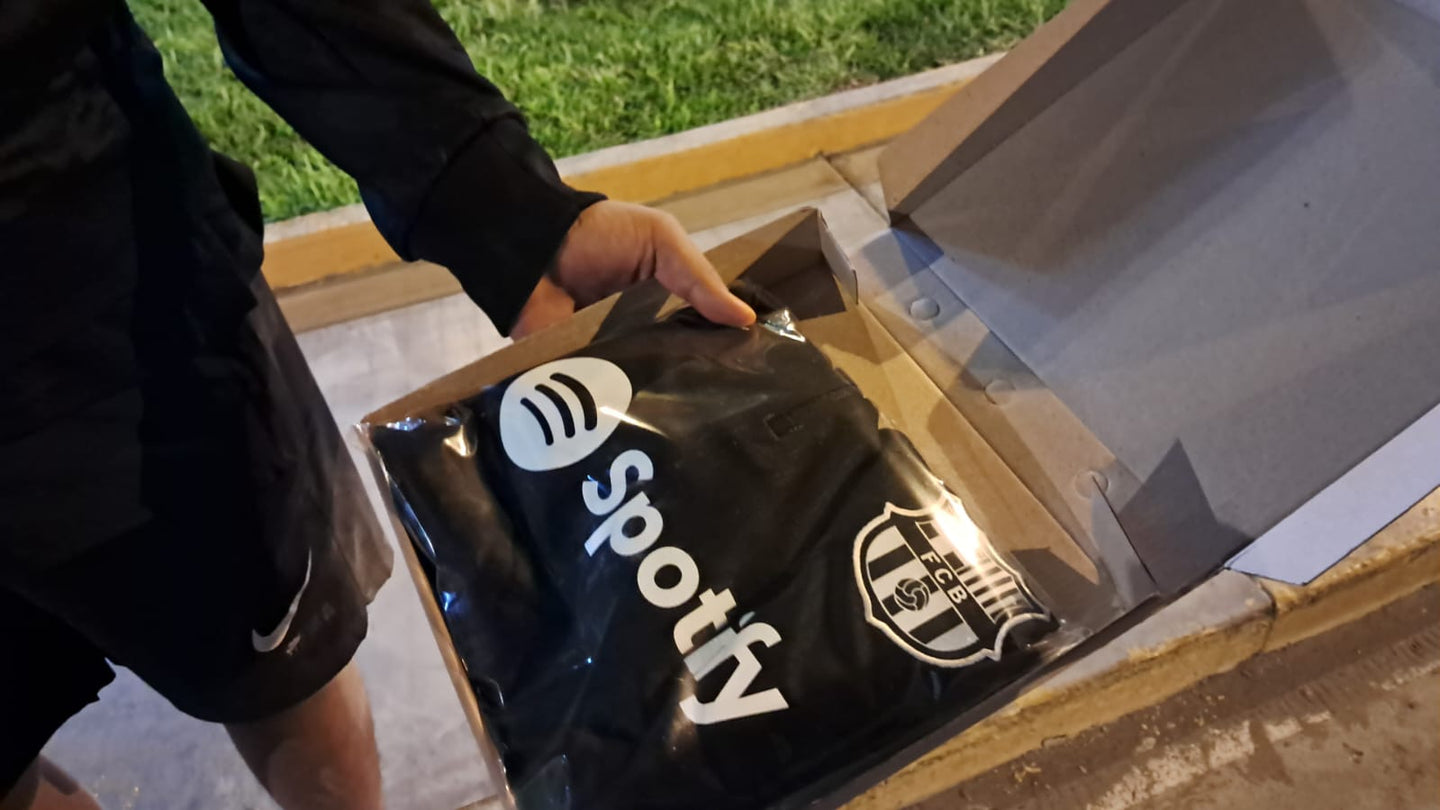 Cliente recibiendo pedido