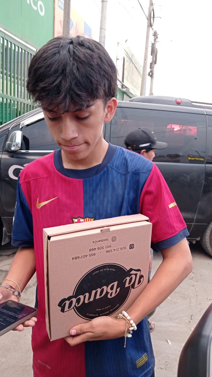 Cliente recibiendo pedido