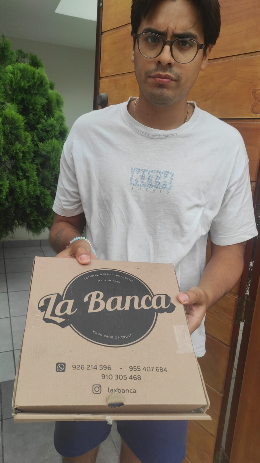 Cliente recibiendo pedido
