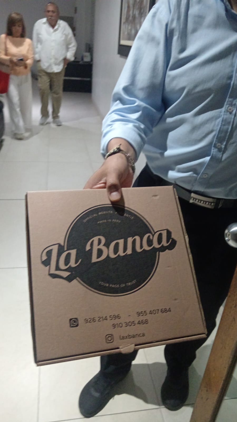 Cliente recibiendo pedido