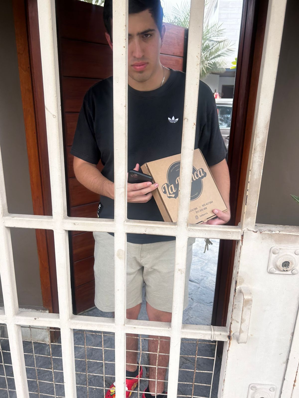 Cliente recibiendo pedido